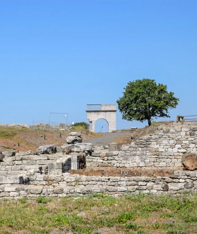 il Teatro romano, Resti delle mura e una Domus