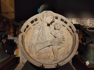 Madonna _ Bambino in braccio