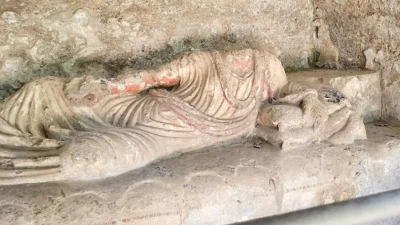 policromia-originaria personaggio-su-letto-funebre