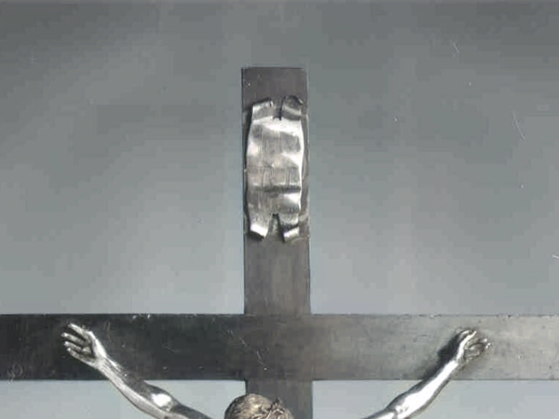 cristo inchiodato sulla Croce da piccoli chiodi e in alto il cartiglio accartocciato
