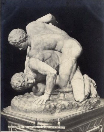 Questo gruppo scultoreo rappresenta con grande realismo due uomini dalle muscolature ben definite, impegnati in un feroce combattimento