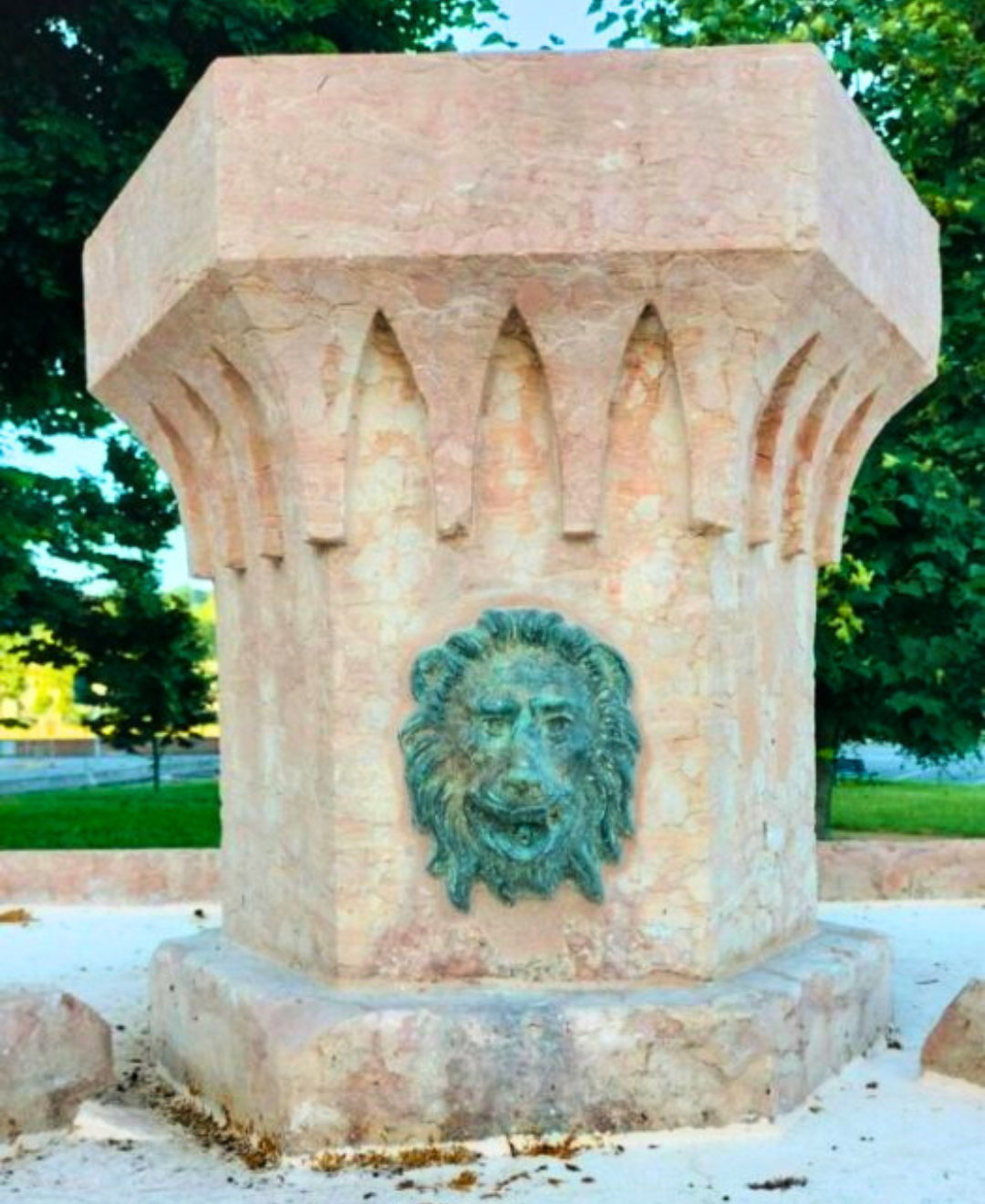 Aperture dell'acqua non ci sono più e qualcuno dice che la fontana è un Elemento arido e inutile se lasciato in piazza vittorio veneto