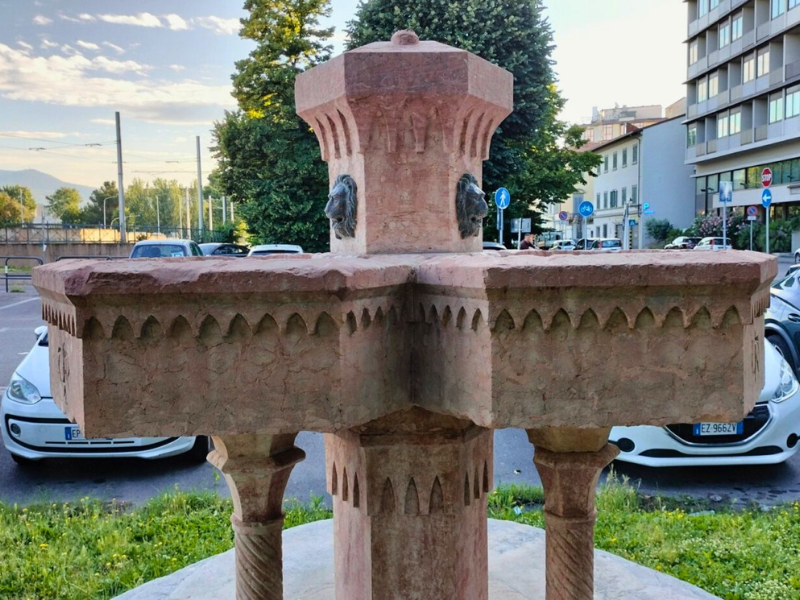La fontana ha delle Colonnine intrecciate, Archetti acuti con il Fusto centrale triangolare