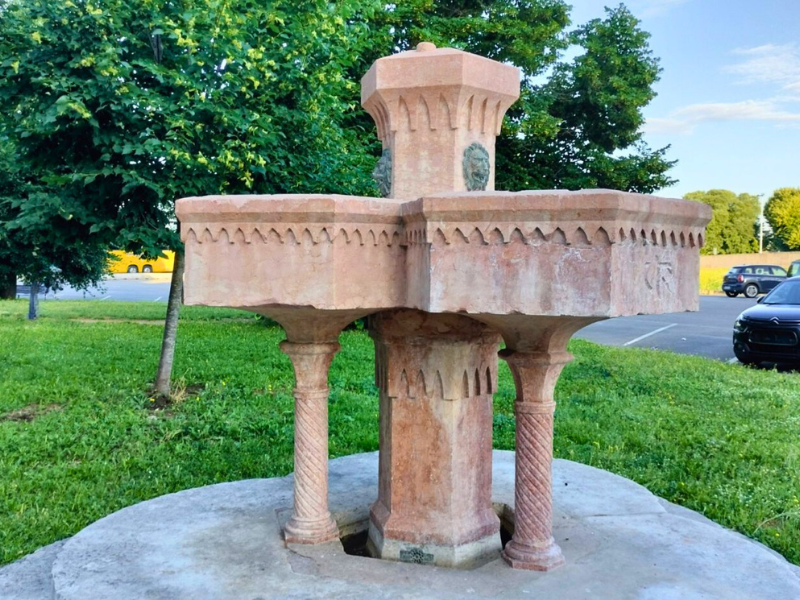 Sulla vasca ci sono Iscrizioni latine e c'erano unaCorona in bronzo e Ornamenti metallici