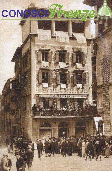 Piazza Goldoni ed il locale Vittoriale anni 30