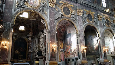 Il Santuario della SS. Annunziata, in una delle piazze più caratteristiche di Firenze, nota per i festeggiamenti in occasione della Natività della Vergine ( “festa della rificolonaâ€), nasce a metà del Duecento grazie all’opera dei Sette Santi Fondatori dell’Ordine dei Servi di Maria. La storia del santuario è legata al culto di un’immagine sacra della Madonna, trecentesca, ancora oggi custodita all’interno. La struttura architettonica attuale prese forma a metà Quattrocento quando fu realizzata la tribuna con cappelle radiali da Michelozzo e in seguito ampliata da L.B. Alberti. La decorazione invece fu realizzata fra Seicento e Settecento, a cominciare dal soffitto con la tela del Volterrano. Tanti sono i nomi dei vari artisti che lavorarono alle varie cappelle, come Bernardo Rossellino, G.B. Foggini, il Perugino o Baccio Bandinelli, qui sepolto, che si ritrasse nel gruppo scultoreo della Pietà . Ma il fiore all’occhiello della nostra visita sarà soprattutto il Chiostro dei voti con il ciclo di affreschi più importanti della storia dell’arte fiorentina tra Quattrocento e Cinquecento, tra questi: la “Natività di Maria†di Andrea del Sarto, la “Visitazione†di Jacopo Pontormo e l’ “Assunzione†di Rosso Fiorentino. Molto probabilmente avremo la possibilità di accedere alla Cappella della Compagnia di S. Luca dove ebbe sede dal 1563 l’Accademia delle Arti del Disegno per volere di Cosimo I. Qui furono seppelliti artisti quali Pontormo, Franciabigio e Benvenuto Cellini.