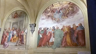 Il Santuario della SS. Annunziata, in una delle piazze più caratteristiche di Firenze, nota per i festeggiamenti in occasione della Natività della Vergine ( “festa della rificolonaâ€), nasce a metà del Duecento grazie all’opera dei Sette Santi Fondatori dell’Ordine dei Servi di Maria. La storia del santuario è legata al culto di un’immagine sacra della Madonna, trecentesca, ancora oggi custodita all’interno. La struttura architettonica attuale prese forma a metà Quattrocento quando fu realizzata la tribuna con cappelle radiali da Michelozzo e in seguito ampliata da L.B. Alberti. La decorazione invece fu realizzata fra Seicento e Settecento, a cominciare dal soffitto con la tela del Volterrano. Tanti sono i nomi dei vari artisti che lavorarono alle varie cappelle, come Bernardo Rossellino, G.B. Foggini, il Perugino o Baccio Bandinelli, qui sepolto, che si ritrasse nel gruppo scultoreo della Pietà . Ma il fiore all’occhiello della nostra visita sarà soprattutto il Chiostro dei voti con il ciclo di affreschi più importanti della storia dell’arte fiorentina tra Quattrocento e Cinquecento, tra questi: la “Natività di Maria†di Andrea del Sarto, la “Visitazione†di Jacopo Pontormo e l’ “Assunzione†di Rosso Fiorentino. Molto probabilmente avremo la possibilità di accedere alla Cappella della Compagnia di S. Luca dove ebbe sede dal 1563 l’Accademia delle Arti del Disegno per volere di Cosimo I. Qui furono seppelliti artisti quali Pontormo, Franciabigio e Benvenuto Cellini.