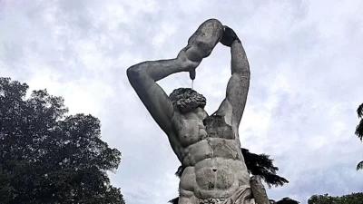 A XVII century giant in a secret garden