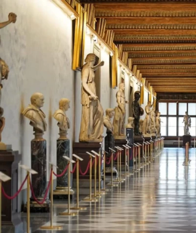Edificio-Arno-loggiati-statue-personalità